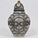 Grande potiche bojudo em cerâmica oriental finamente trabalhada e esmaltada com elementos abstratos aplicações em metal filigranados em baixo relevo. Med: 56cm