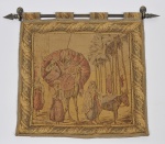 Tapeçaria de parede gobelin francesa bordada a mão com figuras e animais, bordas com folhas e acantos. Guarnição em bronze dourado e cinzelado, acompanha 2 ganchos em bronze. Med: 60 x 60cm