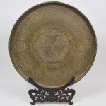 Grande medalhão em metal marroquino finamente cinzelado e esculpido a mão com elementos abstratos, treliças e geométricos com borda com caneluras. Med: 71cm