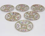 COMPANHIA DAS ÍNDIAS - DINASTIA QING (1644 - 1912) - Reinado Daoguang (1821 - 1850) - Lote composto por 06 pratos para sobremesa em Porcelana Chinesa, Esmaltes da Família Rosa classificável como "China Exportação". Med: 20cm de diâmetro