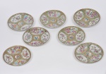 COMPANHIA DAS ÍNDIAS - DINASTIA QING (1644 - 1912) - Reinado Daoguang (1821 - 1850) - Lote composto por 07 pratos para sobremesa em Porcelana Chinesa dito pasta dura, Esmaltes da Família Rosa classificável como "China Exportação". Med: 20cm de diâmetro (Um com finíssimo bicado na borda)