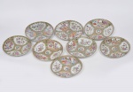 COMPANHIA DAS ÍNDIAS - DINASTIA QING (1644 - 1912) - Reinado Daoguang (1821 - 1850) - Lote composto por 07 pratos rasos em Porcelana Chinesa dita pasta dura, Esmaltes da Família Rosa classificável como "China Exportação". Med: 24cm de diâmetro