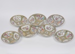 COMPANHIA DAS ÍNDIAS - DINASTIA QING (1644 - 1912) - Reinado Daoguang (1821 - 1850) - Lote composto por 07 pratos para sopa em Porcelana Chinesa dito pasta dura, Esmaltes da Família Rosa classificável como "China Exportação". Med: 25cm de diâmetro
