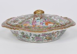 COMPANHIA DAS ÍNDIAS - DINASTIA QING (1644 - 1912) - Reinado Daoguang (1821 - 1850) - Raríssima legumeira com tampa em Porcelana Chinesa dito pasta dura, Esmaltes da Família Rosa classificável como "China Exportação". Med: 28 x 22 x 8cm