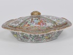 COMPANHIA DAS ÍNDIAS - DINASTIA QING (1644 - 1912) - Reinado Daoguang (1821 - 1850) - Raríssima legumeira com tampa em Porcelana Chinesa dito pasta dura, Esmaltes da Família Rosa classificável como "China Exportação". Med: 28 x 22 x 8cm