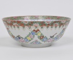 COMPANHIA DAS ÍNDIAS - DINASTIA QING (1644 - 1912) - Reinado Daoguang (1821 - 1850) - Rara saladeira em Porcelana Chinesa dito pasta dura, Esmaltes da Família Rosa  Med: 23 x 9cm