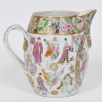 COMPANHIA DAS ÍNDIAS - DINASTIA QING (1644 - 1912) - Reinado Daoguang (1821 - 1850) - Jarra para sucos ou refrescos em Porcelana Chinesa dito pasta dura, Esmaltes da Família Rosa". Med: 24 x 25cm