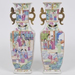 COMPANHIA DAS ÍNDIAS - DINASTIA QING (1644 - 1912) - Reinado Daoguang (1821 - 1850) - Raro Par de vasos floreira em Porcelana Chinesa dito pasta dura, Esmaltes da Família Rosa". Med: 32 x 10 x 10cm