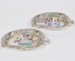 COMPANHIA DAS ÍNDIAS - DINASTIA QING (1644 - 1912) - Reinado Daoguang (1821 - 1850) - Par de covilhetes em Porcelana Chinesa, Esmaltes da Família Rosa classificável como "China Exportação". Med: 15 x 20cm