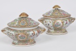 COMPANHIA DAS ÍNDIAS - DINASTIA QING (1644 - 1912) - Reinado Daoguang (1821 - 1850) - Par de  raras e pequenas sopeiras em Porcelana Chinesa, Esmaltes da Família Rosa classificável como "China Exportação". Med: 20 x 11 x 10cm