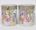COMPANHIA DAS ÍNDIAS - DINASTIA QING (1644 - 1912) - Reinado Daoguang (1821 - 1850) - Par de raros vasos floreira cilíndricos em Porcelana Chinesa, Esmaltes da Família Rosa. Med: 14 x 12cm