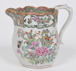 COMPANHIA DAS ÍNDIAS - DINASTIA QING (1644 - 1912) - Reinado Daoguang (1821 - 1850) - Raríssima Leiteira em Porcelana Chinesa dito pasta dura, Esmaltes da Família Rosa. Med: 15 x 12cm