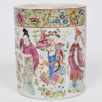 COMPANHIA DAS ÍNDIAS - DINASTIA QING (1644 - 1912) - Reinado Daoguang (1821 - 1850) - Raro vaso floreira cilíndrico em Porcelana Chinesa dito pasta dura, Esmaltes da Família Rosa. Med: 15 x 13cm