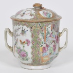 COMPANHIA DAS ÍNDIAS - DINASTIA QING (1644 - 1912) - Reinado Daoguang (1821 - 1850) - Raro pote com tampa e alça em Porcelana Chinesa dito pasta dura, Esmaltes da Família Rosa. Med: 16 x 13 x 8cm