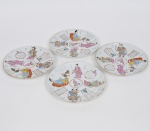 COMPANHIA DAS ÍNDIAS - DINASTIA QING (1644 - 1912) -. Lote composto por 04 pratos decorativos em Porcelana Chinesa dito pasta dura, Esmaltes com gueixas e ideogramas. Med: 20cm (um com restauro)