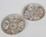 COMPANHIA DAS ÍNDIAS - DINASTIA QING (1644 - 1912) - Reinado Daoguang (1821 - 1850) - Par de Raros e pequenos pratos decorativos em Porcelana Chinesa dito pasta dura, Esmaltes da Família Rosa classificado para tipo exportação. Med: 14 x 14cm