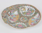 COMPANHIA DAS ÍNDIAS - DINASTIA QING (1644 - 1912) - Reinado Daoguang (1821 - 1850) - Raríssima petisqueira em Porcelana Chinesa dito pasta dura, Esmaltes da Família Rosa. Classificada tipo exportação Med: 25 x 16 x 5cm
