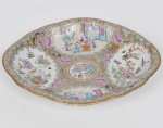 COMPANHIA DAS ÍNDIAS - DINASTIA QING (1644 - 1912) - Reinado Daoguang (1821 - 1850) - Raríssima petisqueira rasa em Porcelana Chinesa dito pasta dura, Esmaltes da Família Rosa. Classificada tipo exportação Med: 27 x 22cm