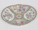 COMPANHIA DAS ÍNDIAS - DINASTIA QING (1644 - 1912) - Reinado Daoguang (1821 - 1850) - Raríssima petisqueira rasa em Porcelana Chinesa dito pasta dura, Esmaltes da Família Rosa. Classificada tipo exportação Med: 27 x 23cm