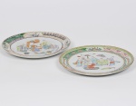 COMPANHIA DAS ÍNDIAS - DINASTIA QING (1644 - 1912) - Reinado Daoguang (1821 - 1850) - Par de pratos decorativos em Porcelana Chinesa dito pasta dura, Esmaltes da Família Rosa. Med: 25cm