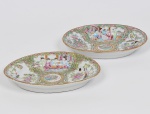 COMPANHIA DAS ÍNDIAS - DINASTIA QING (1644 - 1912) - Reinado Daoguang (1821 - 1850) - Par de travessas ovais rasas em Porcelana Chinesa dito pasta dura, Esmaltes da Família Rosa, classificada tipo exportação Med: 25cm