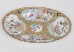 COMPANHIA DAS ÍNDIAS - DINASTIA QING (1644 - 1912) - Reinado Daoguang (1821 - 1850) - rara travessa oval rasa em Porcelana Chinesa dito pasta dura, Esmaltes da Família Rosa, classificada tipo exportação Med: 26 x 19cm