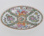 COMPANHIA DAS ÍNDIAS - DINASTIA QING (1644 - 1912) - Reinado Daoguang (1821 - 1850) - rara travessa oval rasa em Porcelana Chinesa dito pasta dura, Esmaltes da Família Rosa, classificada tipo exportação Med: 28 x 20cm (desgastes do tempo)