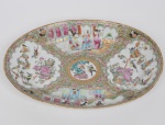 COMPANHIA DAS ÍNDIAS - DINASTIA QING (1644 - 1912) - Reinado Daoguang (1821 - 1850) - rara travessa oval rasa em Porcelana Chinesa dito pasta dura, Esmaltes da Família Rosa, classificada tipo exportação Med: 29 x 22cm