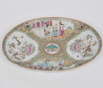 COMPANHIA DAS ÍNDIAS - DINASTIA QING (1644 - 1912) - Reinado Daoguang (1821 - 1850) - rara travessa oval rasa em Porcelana Chinesa dito pasta dura, Esmaltes da Família Rosa, classificada tipo exportação Med: 29 x 22cm