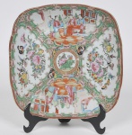 COMPANHIA DAS ÍNDIAS - DINASTIA QING (1644 - 1912) - Reinado Daoguang (1821 - 1850) - rara petisqueira em Porcelana Chinesa dito pasta dura, Esmaltes da Família Rosa, classificada tipo exportação Med: 23 x 23cm