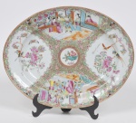 COMPANHIA DAS ÍNDIAS - DINASTIA QING (1644 - 1912) - Reinado Daoguang (1821 - 1850) - rara travessa oval em Porcelana Chinesa dito pasta dura, Esmaltes da Família Rosa, classificada tipo exportação Med: 33 x 26cm
