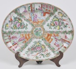 COMPANHIA DAS ÍNDIAS - DINASTIA QING (1644 - 1912) - Reinado Daoguang(1821 - 1850) - Raríssima travessa oval em Porcelana Chinesa dito pasta dura, Esmaltes da Família Verde. Med: 46 x 37 cm