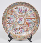 COMPANHIA DAS ÍNDIAS - DINASTIA QING (1644 - 1912) - Reinado Daoguang (1821 - 1850) - raro prato decorativo em porcelana Chinesa dito pasta dura, Esmaltes da Família Rosa,  Med: 27cm
