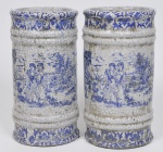 MACAU - Par de raríssimos vasos cilíndricos em porcelana craquele de Macau dos Séculos XVIII / XIX ricamente decorado em esmalte com paisagens com gueixas. Med: 36 x 20cm