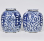COMPANHIA DAS ÍNDIAS - Excepcional par de potiches chineses dos Séculos XVIII / XIX, dinastia Qing (1644 - 1911) provavelmente Jiaqing (1796 - 1820) em porcelana pasta dura Cia das Índias Powder Blue decoradas com acantos e gregas. Med: 24cm de altura (Desgastes do tempo)
