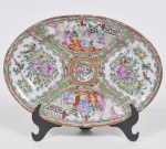COMPANHIA DAS ÍNDIAS - DINASTIA QING (1644 - 1912) - Reinado Daoguang(1821 - 1850) - Raríssima travessa oval em Porcelana Chinesa dito pasta dura, Esmaltes da Família Rosa. Med: 25 x 18cm