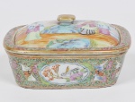COMPANHIA DAS ÍNDIAS - DINASTIA QING (1644 - 1912) -. Início do Reinado Daoguang (1821 - 1850) - Rara saboneteira com tampa em Porcelana Chinesa dito pasta dura, Esmaltes da Família Rosa. Med: 16 x 13 x 8cm
