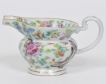 COMPANHIA DAS ÍNDIAS - DINASTIA QING (1644 - 1912) -. Início do Reinado Daoguang (1821 - 1850) - Rara molheira Porcelana Chinesa dito pasta dura, Esmaltes da Família Rosa. Med: 17 x 10 x 9cm (Desgastes do tempo)