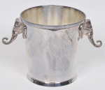 Antiga champanheira em metal espessurado a prata, bojo liso, alça cinzelada com forma de cabeça de elefante. Med: 20 x 21cm