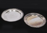 Lote composto por 02 bandejas redomdas em metal espessurado a prata com bordas cinzeladas sendo as Medidas 35 e 39cm