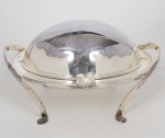 Belíssimo rechaud para legumes em metal espessurado estilo art deco a prata finamente cinzelado, tampa retrátil, interior com recipiente em vidro translúcido. Med: 30 x 24 x 17cm
