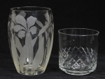 Lote composto por 02 peças em demi cristal translúcido sendo um balde para gelo com lapidação losango e um vaso floreira decorado com flores. Med do maior: 18cm