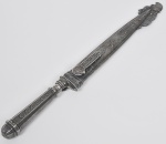 Belíssima faca em metal espessurado a prata dito "Gaúcha" com rico trabalho cinzelado representando "Cena dos pampas" na bainha e no cabo, Lâmina Elmo Inox. Med: 32cm