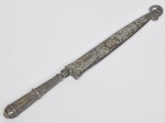 Belíssima faca em metal espessurado a prata dito "Gaúcha" com rico trabalho cinzelado representando "flores, acantos e arabescos" na bainha e no cabo. Med: 25cm (Bainha amassada)