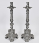 JOHN SOMMERS - Par de tocheiros estilo Luiz XV em pewter marcado contrastado, torneado e cinzelado. med: 50cm