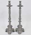 JOHN SOMMERS - Par de tocheiros estilo Luiz XV em pewter marcado contrastado, torneado e cinzelado. med: 57cm