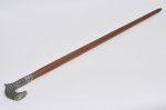 BENGALA - bengala em madeira de lei com ponteira em metal dourado e castão em bronze dourado e cinzelado retratando motivos fitomórficos. Med: 94cm