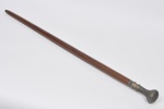 BENGALA - bengala em madeira de lei com ponteira em metal dourado e castão em bronze dourado e cinzelado retratando motivos fitomórficos. Med: 94cm