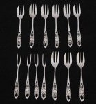 PRATAS - Lote composto por 13 garfos para petiscos em prata contrastada, contraste ilegível com cabos finamente filigranados. Peso Bruto 210g