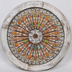 Grande mandala executada em madeira de lei entalhada, patinada e policromada, área interna decorado com peixes e flores entalhados e pintados a mão com guarnição em ferro fundido. Diametro 112cm